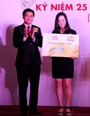 Khách hàng trúng giải Đặc biệt  5 lượng Vàng trong Chương trình khuyến mại Thu Đông 2014 của BenThanh Tourist